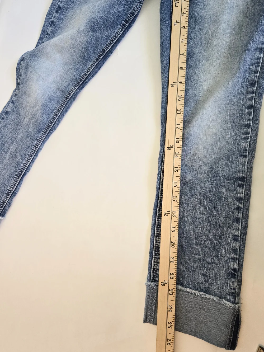 Light Wash Slim Denim Jeans With Cuffed Raw Edge Hem. Womens Size 6. - Picture 11 of 14